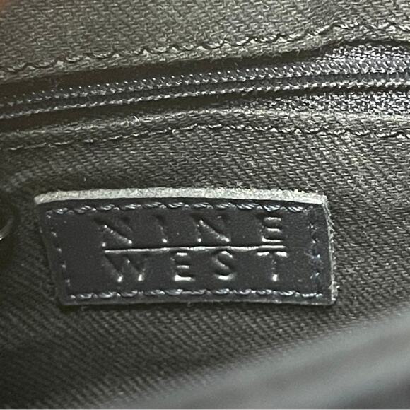 Nine West small black bucket hand bag purse black feminine with shoulder strap - Picture 4 of 8